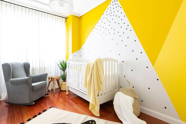 明亮温暖的育儿室 华丽的黄色背景打造柔和的空间(图1)