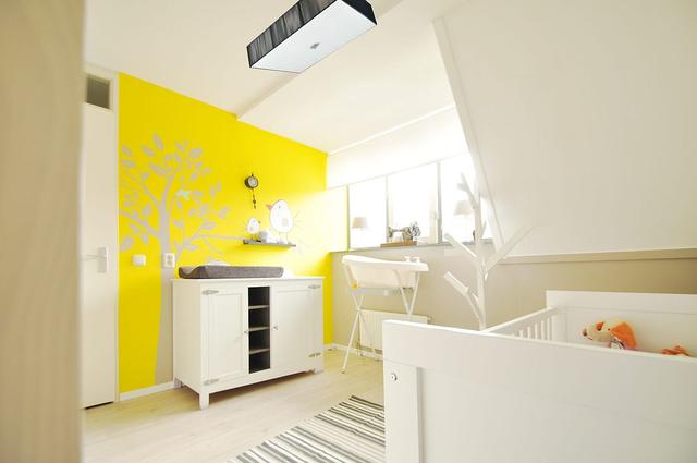 明亮温暖的育儿室 华丽的黄色背景打造柔和的空间(图4)