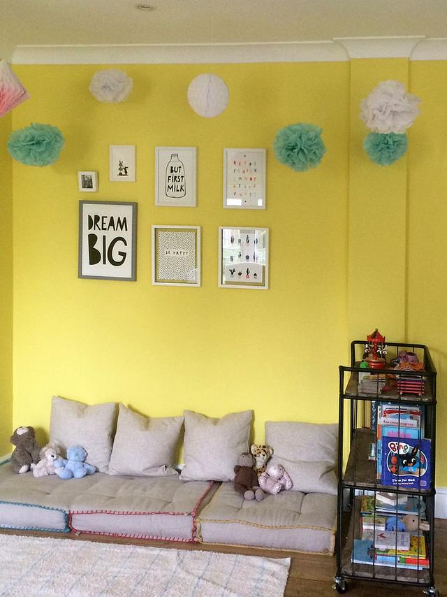 明亮温暖的育儿室 华丽的黄色背景打造柔和的空间(图9)